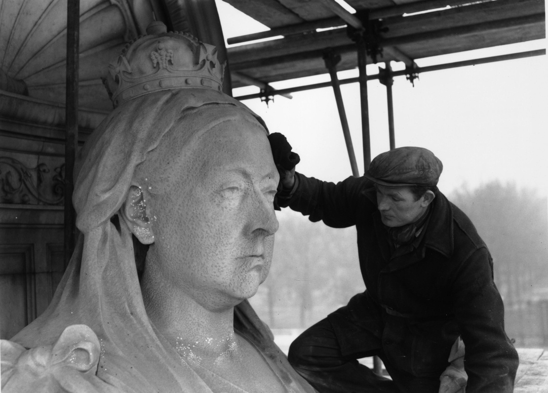 Реставрація памʼятника королеві Вікторії біля Букінгемського палацу, 19 лютого 1963 року.