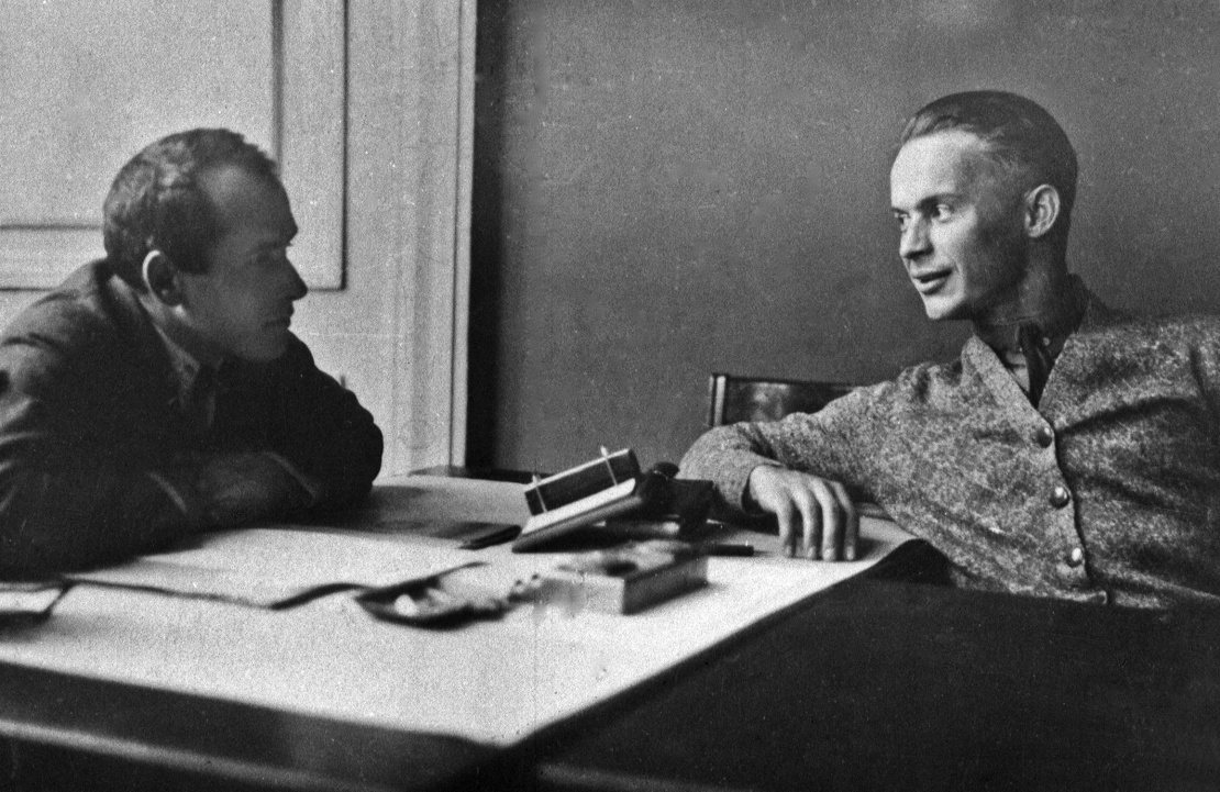 Заступник голови Всеукраїнського фотокіноуправління Зіновій Свідерський (ліворуч) у своєму кабінеті з режисером Олександром Довженком, 27 листопада 1927 року.