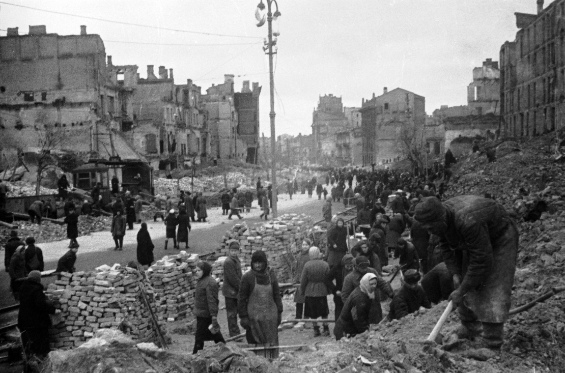 Кияни на недільнику із відновлення Хрещатика, 10 квітня 1944 року.
