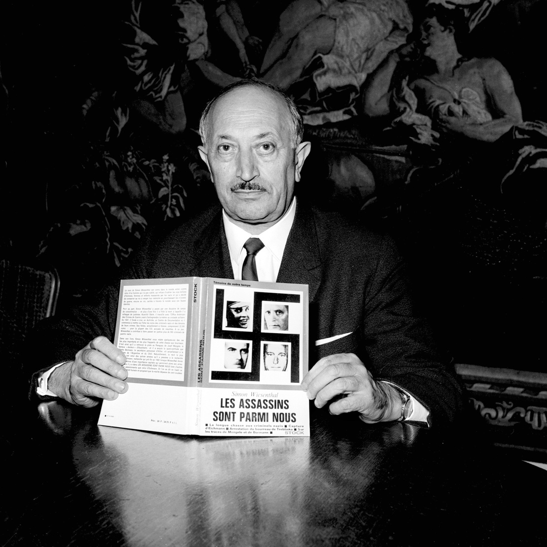 Симон Візенталь показує свою книгу «Вбивці серед нас», 3 жовтня 1967 року. 