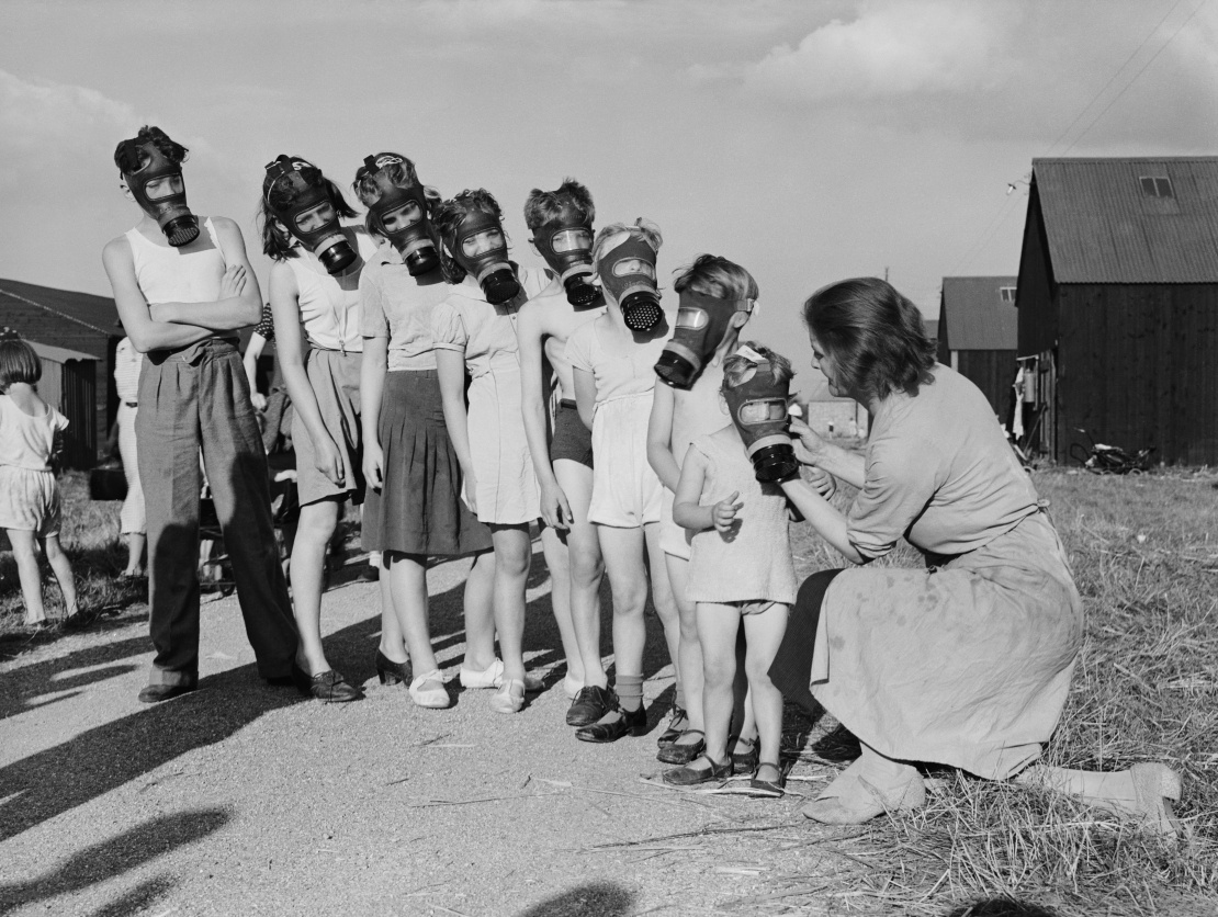 Діти сезонних робітників на фермі у Британії вчаться користуватися протигазами, 29 серпня 1939 року. До початку Другої світової війни залишилося кілька днів.