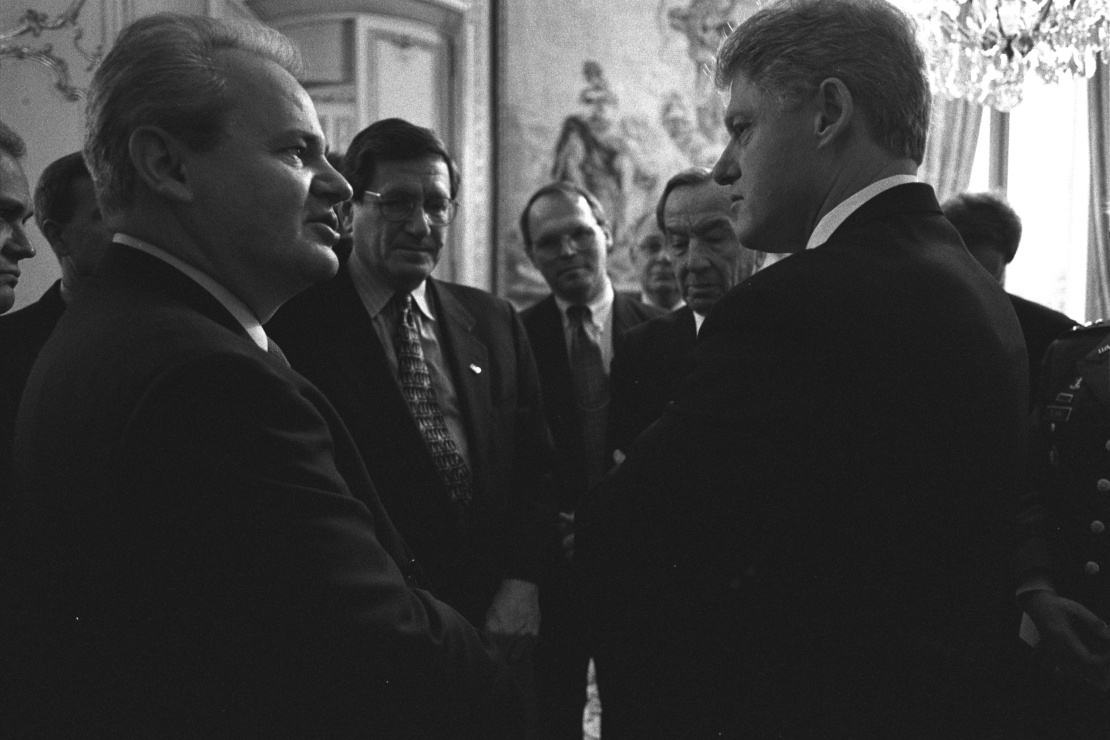 Слободан Мілошевич (ліворуч) зустрічається з президентом США Біллом Клінтоном у Парижі, 14 грудня 1995 року.