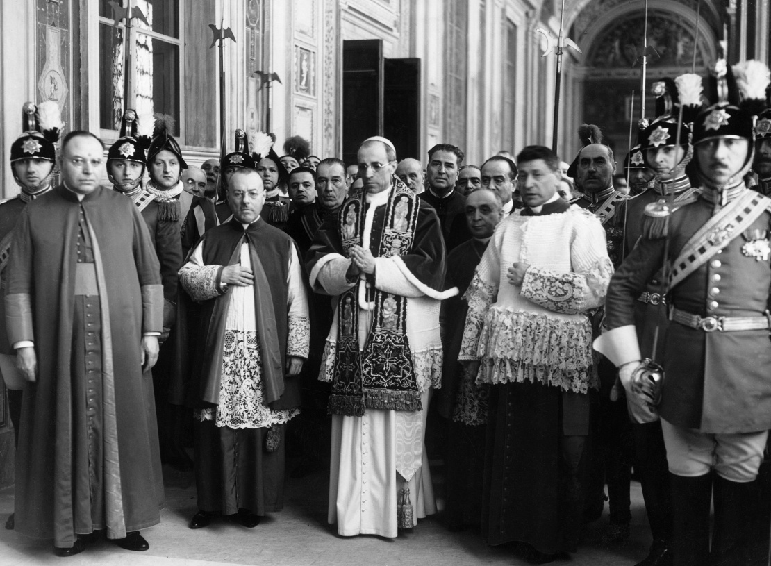 Еудженіо Пачеллі в оточенні кардиналів та папської гвардії у день, коли його обрали новим понтифіком, 2 березня 1939 року.