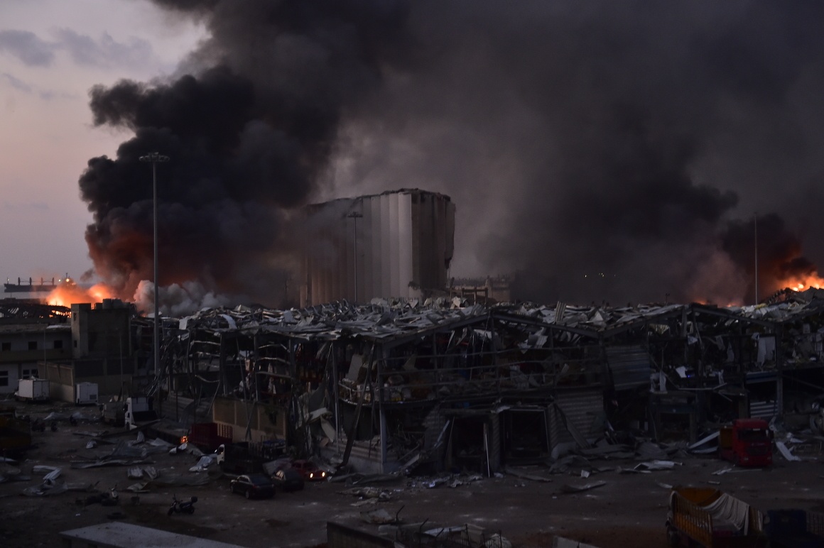 Дым над разрушенными складами в порту Бейрута. На одном из них хранили почти три тысячи тонн аммиачной селитры, которая и взорвалась.