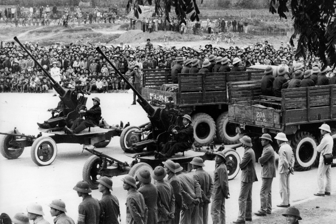 Війська Соціалістичної Республіки Вʼєтнам готуються відбивати китайський наступ, березень 1979 року.