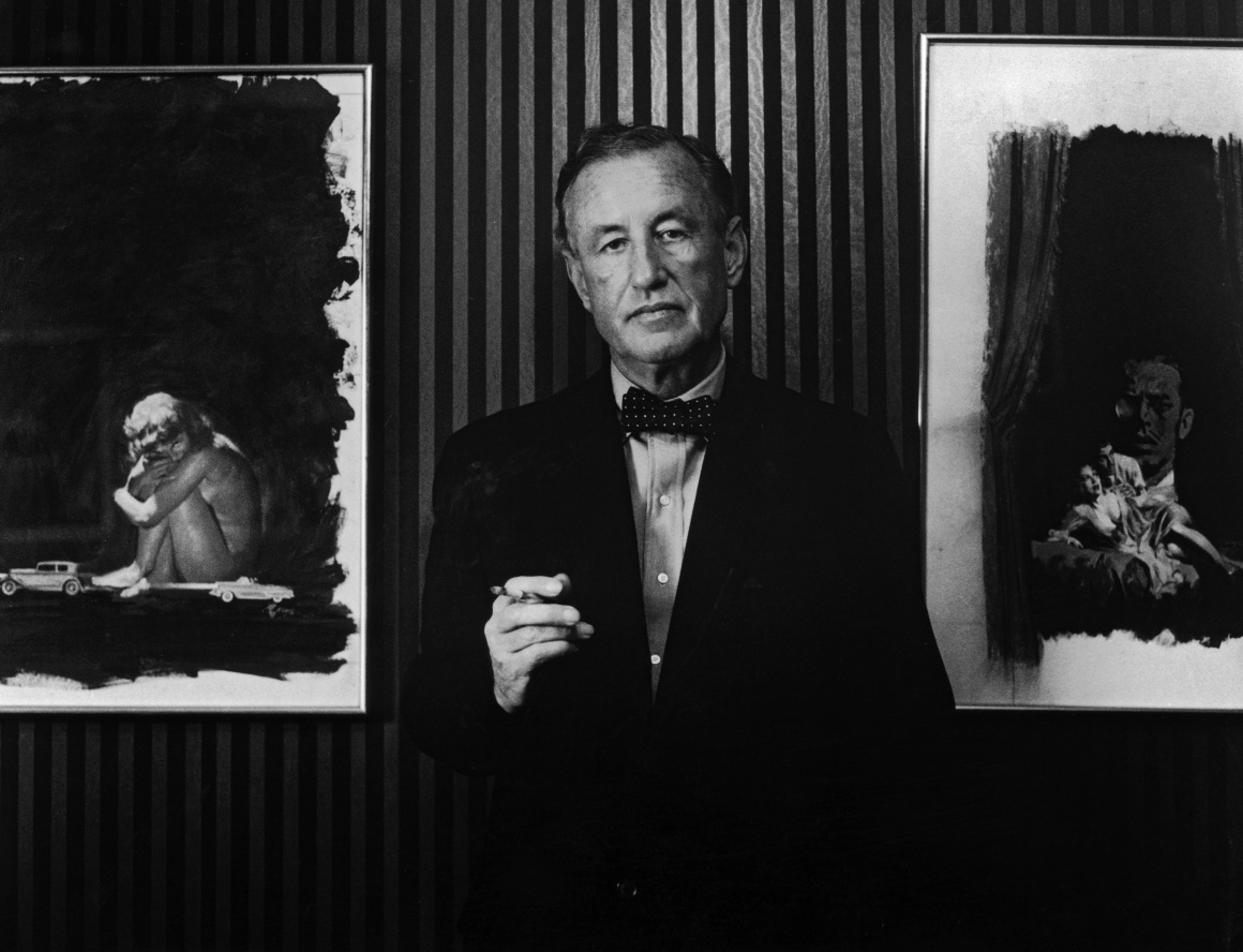 Британский писатель и создатель Джеймса Бонда Ян Флеминг позирует на фоне картин, на основе которых создали обложки к двум его книгам, 1960-е годы.