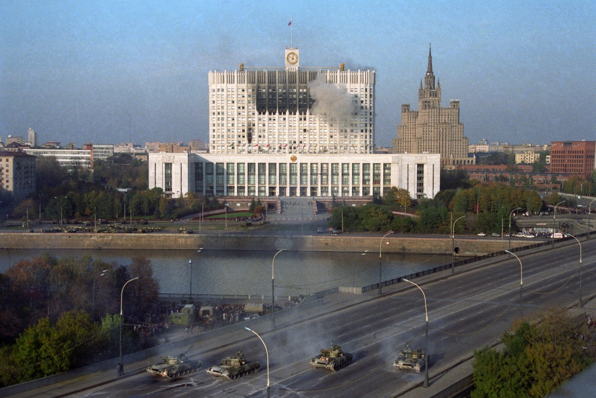 Танки обстреливают здание парламента РФ в Москве во время конституционного кризиса, 4 октября 1993 года.