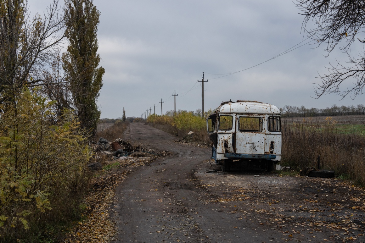 Уламки знищенного під час бойових дій автобуса, 30 жовтня 2022 року, Князівка, Херсонська область.