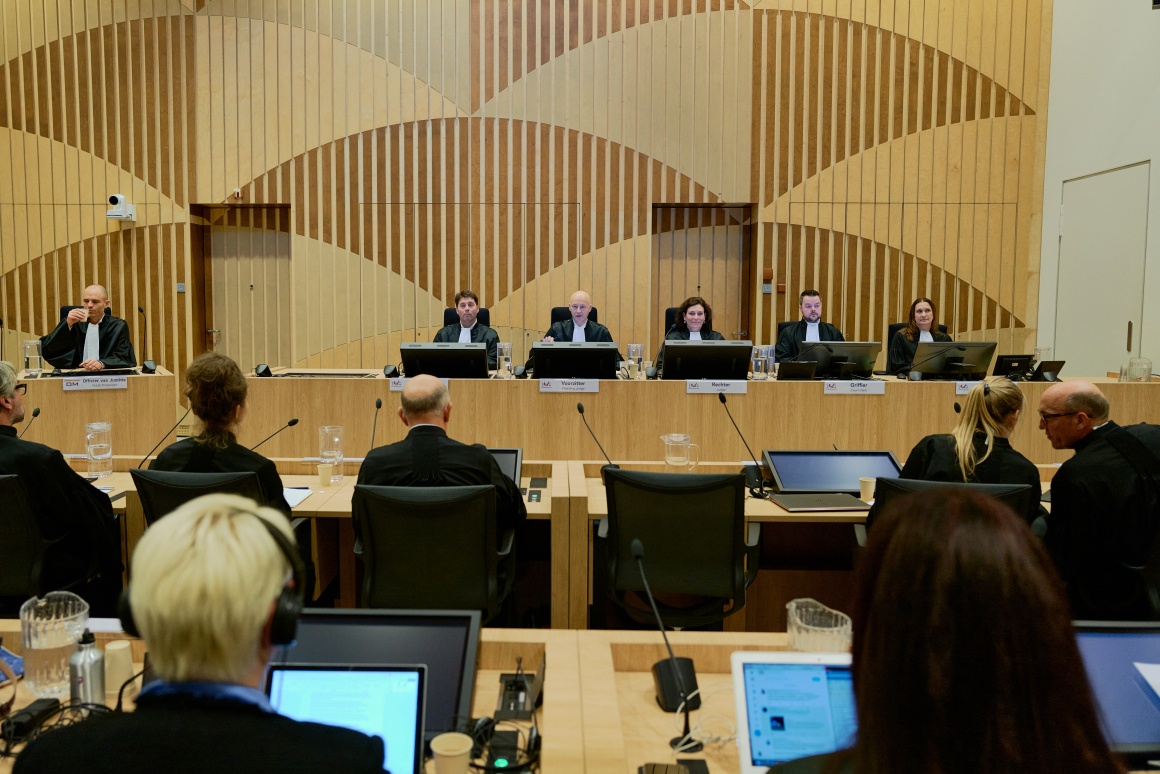 Судді (ззаду) заходять до зали судових засідань судового комплексу Схіпхол 17 листопада 2022 року в Бадхуведорпі, Нідерланди.&nbsp;