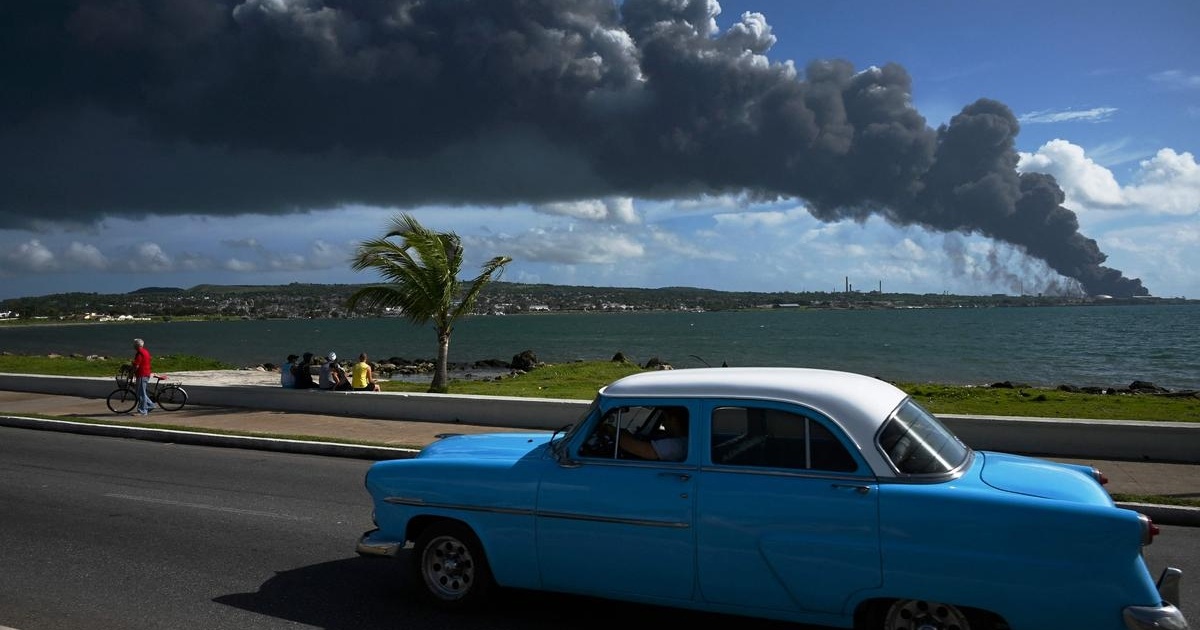 Lightning struck an oil tank in Cuba — video