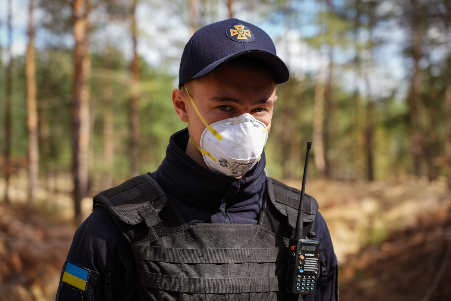 Боли спасатели. Человек спасатель. Оказание скорой помощи. Грустный пожарный. Боли спасатели.