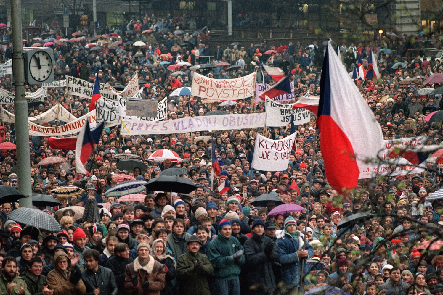 Революция в Чехословакии 1989. Бархатные революции 1989-1991. Бархатная революция в Чехословакии. Бархатные революции 1989-1990 гг в Восточной Европе.