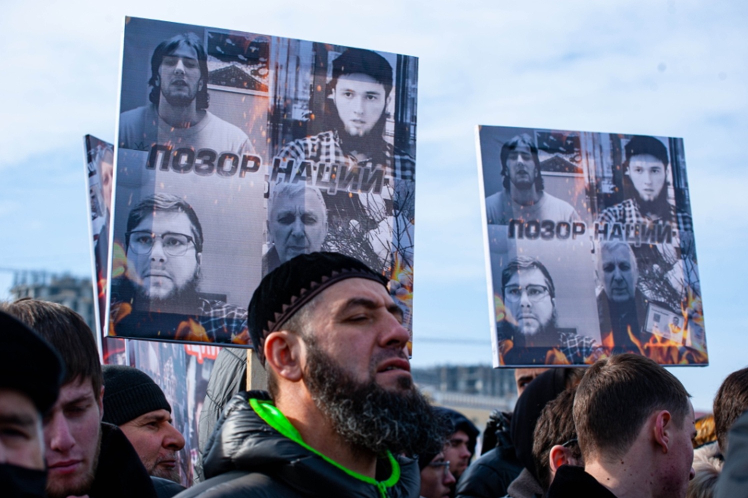 Семья янгулбаевых суть конфликта. Семья янгулбаевых Чечня. Митинг в Грозном против янгулбаевых. Янгулбаевых в Грозном.