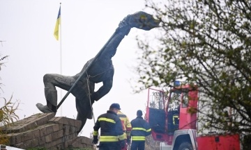 An 11-meter-tall monument to a Soviet soldier was dismantled in Uzhhorod