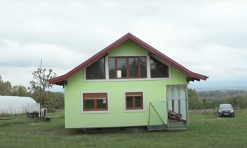 В Боснии муж построил жене вращающийся дом. Она просила разнообразить виды из окна