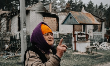 Кількасот мешканців села Ягідне на Чернігівщині місяць жили в підвалі — там померли 11 людей. У цей час окупанти погрожували розстрілами, грабували хати, крали одяг і білизну — репортаж
