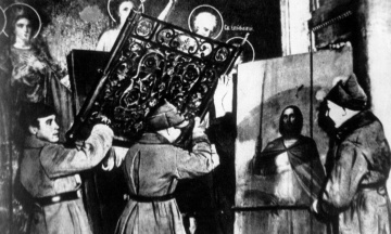 104 роки тому більшовики звинуватили бога в геноциді, судили та «розстріляли». Так пропаганда боролася з церквою, але створила свою квазірелігію з культом вождя та комуністичним раєм