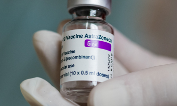 AstraZeneca зняла з продажу свої вакцини від COVID-19. Раніше компанія визнала в судових документах, що її препарат викликає тромбоз