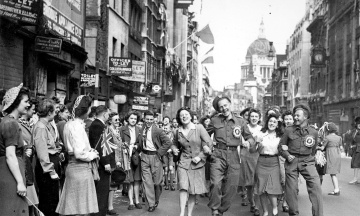 During World War II, the British also experienced bombing, food and fuel shortages. They argued over who was the greater patriot, but united and persevered. Thatʼs how it was — in archival photos