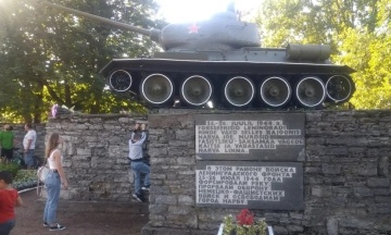 ”These tanks kill people in Ukraine.” All Soviet monuments will be removed in Estonia