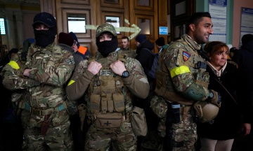 Окупанти руками «днр» засудили до страти трьох іноземців, які воювали в ЗСУ. Правозахисники впевнені, що цей «суд» порушує міжнародне право, а добровольці — що бажання легіонерів воювати за Україну не зменшиться