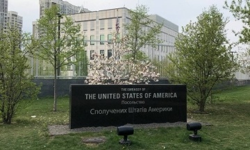 Госдеп США останавливает консульские услуги в посольстве в Киеве и сокращает персонал в Украине