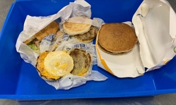 Турист заплатив майже $2 тисячі штрафу за незадекларований сніданок з McDonaldʼs