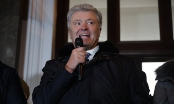 Петро Порошенко повернувся до України. Тут на нього чекали прихильники, підозра в держзраді та виснажливий суд, який за майже 12 годин нічого не вирішив. Хроніка подій 17 січня