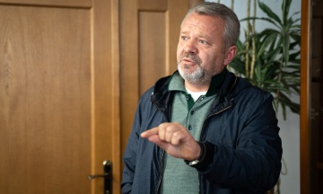 Anatoliy Fedoruk is the mayor of Bucha for more than 20 years. He says that during the occupation, he baked bread and put out fires in the city, but the residents say he fled. How can they live together now? — an interview