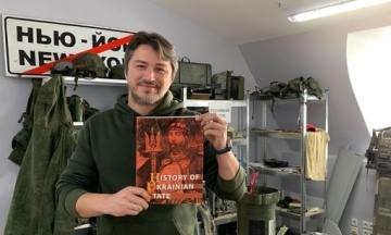 Сергій Притула відправив Ілону Маску книжку з історії України