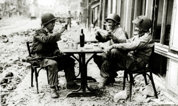 Alcohol helped in the war if it was consumed in moderation. This relates to beer, wine, rum, vodka, and, of course, cocktails on the frontlines and in the rear of the Second World War — story in archival photos