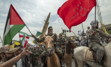Влада духовного лідера Ірану тримається на Корпусі вартових ісламської революції. За майже пів століття існування Корпус окрім влади став бізнесом і мафією (архівний матеріал)