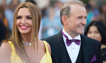 Apartments and estates. Law enforcement officers arrested the assets of Viktor Medvedchukʼs wife