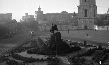 136 років тому на Софійській площі після довгих суперечок встановили памʼятник Богдану Хмельницькому. Ось як змінювалися площа і памʼятник протягом цього часу (багато архівних фото)