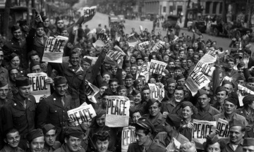 Перший день після Другої світової: нове свято в СРСР, тиха війна проти Сталіна і забутий в льодах німецький загін. Що відбувалося у світі 3 вересня 1945 року