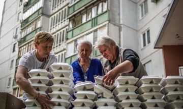 The Russians shell Kharkiv every day, causing thousands of people to lose their homes and incomes. For them, Kharkiv volunteers prepare more than ten thousand servings of food a day — a photo report