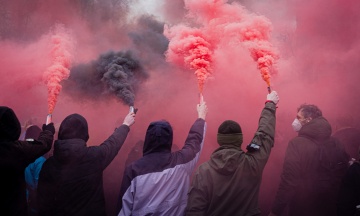 У Києві кілька тисяч людей вимагали звільнити Сергія Стерненка і Андрія «Ріфмастера». Вони пройшли маршем від Офісу президента до Офісу генпрокурора. Ось 17 фото із фаєрами, плакатами та димовухами