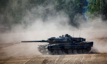 The Leopard 2 tanks handed over by Spain are already on their way to Ukraine. Transportation will take six days