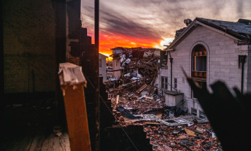 За несколько минут торнадо уничтожили в США тысячи зданий, десятки человек погибли. Вот 15 фото последствий стихии