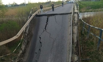 Во Львовской области обвалился мост — проезд заблокирован