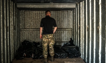 ”We donʼt feel sorry for them, we didnʼt invite them here.” Volunteers from G9 are searching for, digging up, and sending back to Russia the bodies of the occupiers in Kharkiv Oblast — photo report