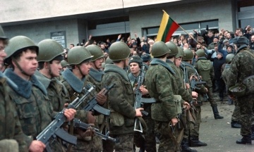 31 рік тому у Вільнюсі радянські війська вбивали і давили танками протестувальників. Згадуємо, як Кремль силою намагався повернути Литву до СРСР — у 15 архівних фото