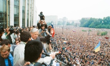 21 серпня 1991 року в Москві провалився ГКЧП, 24-го народилась незалежна Україна. Що відбувалося між цими датами та що під Білим домом робила «Українська сотня» — хроніка одного дня після путчу (архівний матеріал)