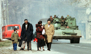 Serbs and Albanians have been killing each other for centuries in Kosovo, recently the war almost broke out again. We tell the story of the conflict and the independence of Kosovo, which has no resemblance with “D/LPR”