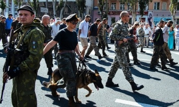 У Маріуполі окупанти планують воєнний злочин — «парад полонених». Український військовий згадує про подібний «парад» у Донецьку в 2014 році, а правозахисники пояснюють, як росію за це каратимуть