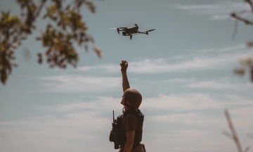 Навідники аеророзвідки відшукують техніку окупантів на Миколаївщині і допомагають артилеристам її знищити. Ось як вони працюють з дронами на передовій — фоторепортаж «Бабеля»