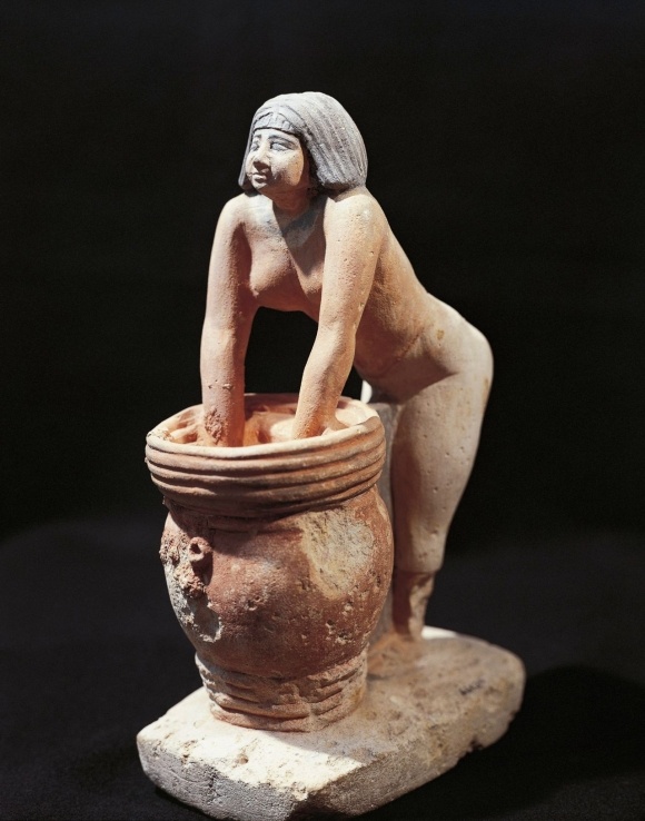 Фігурка жінки, яка робить пиво. Артефакт 2494—2345 рр до нашої ери