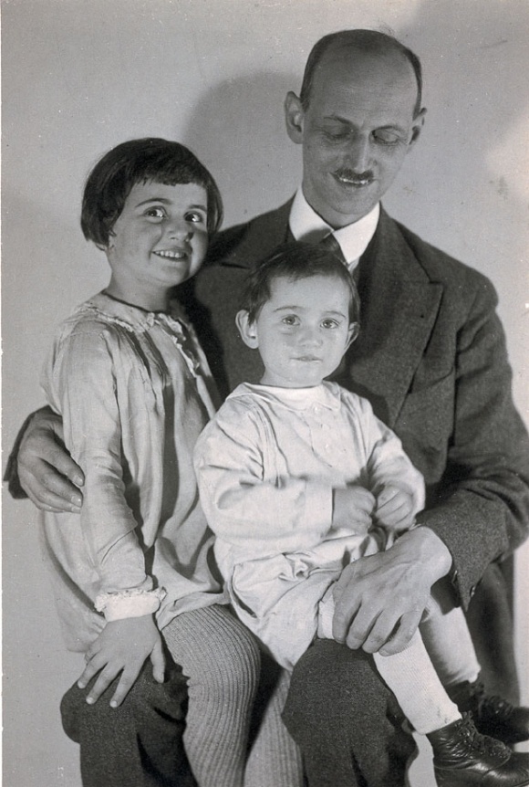 Отто Франк та його дочки: Марго (ліворуч) й Анна, серпень 1931 року.