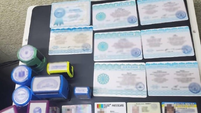 В Хмельницкой области выявили «типографию», где подделывали COVID-сертификаты и удостоверения полицейских и журналистов
