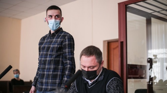 Суд отправил под домашний арест двух участников протестов, которых обвинили в поджоге таблички «Президент Украины»